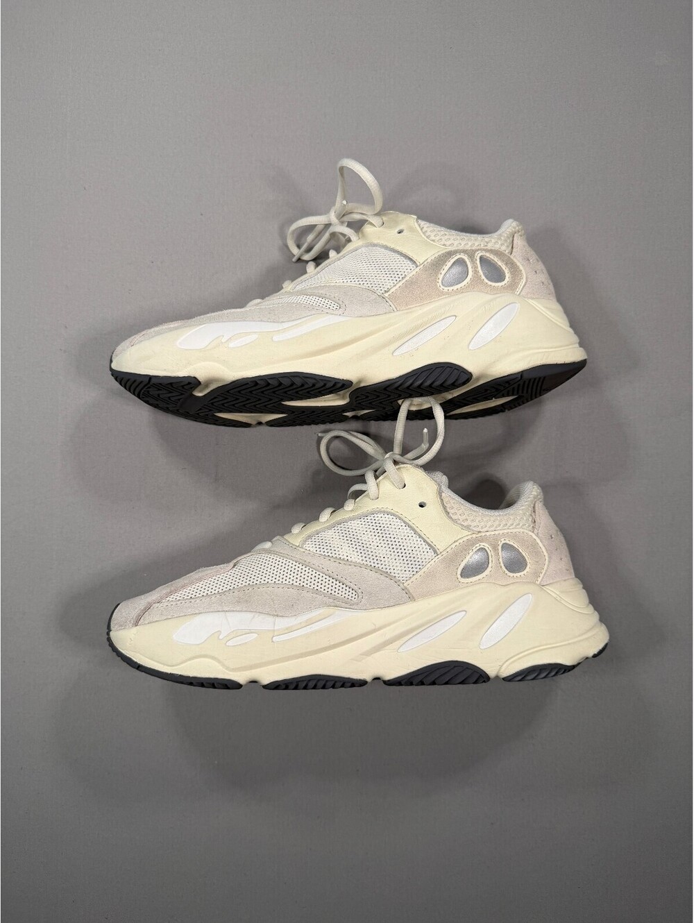 Yeezy 700 Analog Colorway size 10 US good condition